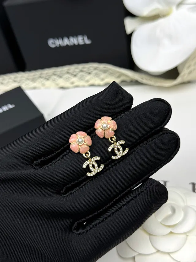 Chanel Perles Florales et Cristal CC Logo Boucles d'oreilles pendantes 2