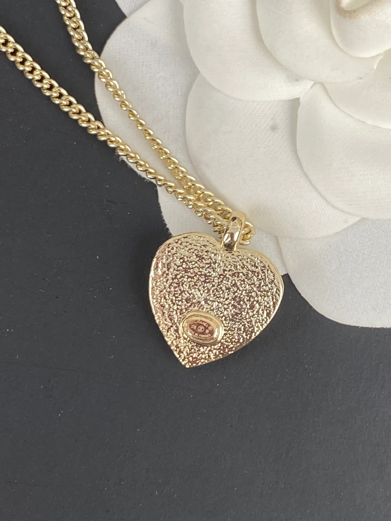 Chanel Pendentif Cœur en Or et Colliers CC Charm 2