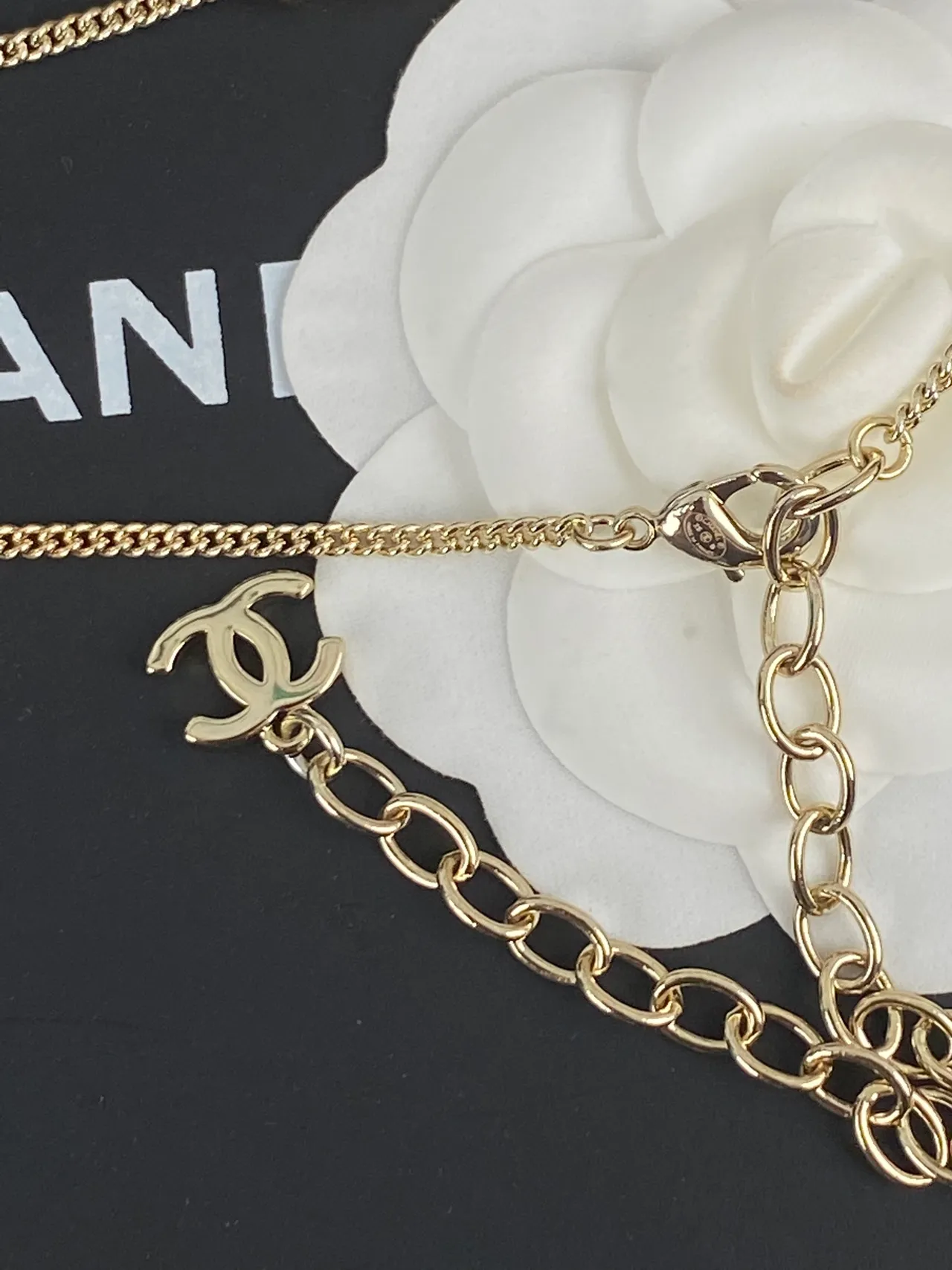 Chanel Pendentif Cœur en Or et Colliers CC Charm 3