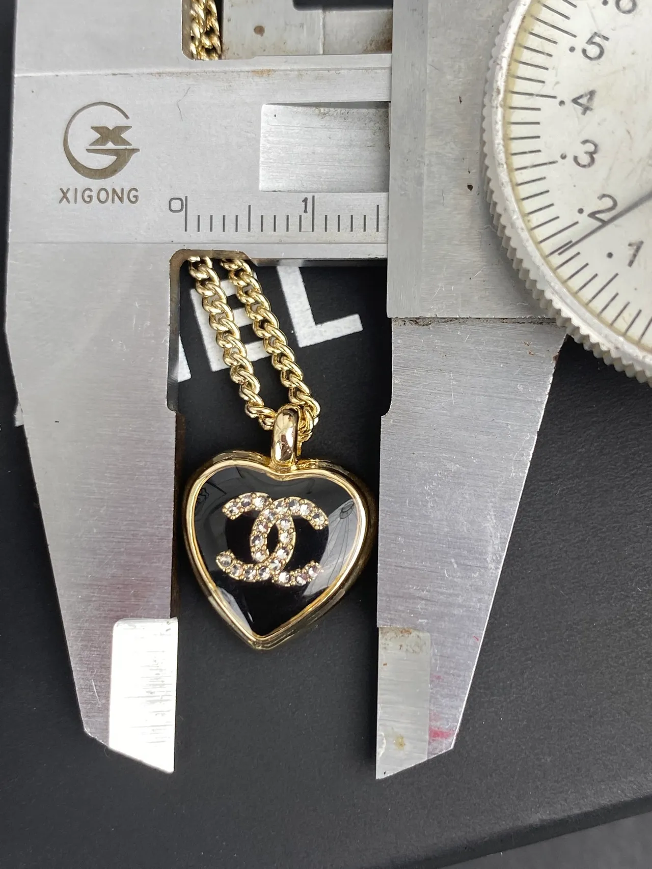 Chanel Pendentif Cœur en Or et Colliers CC Charm 4