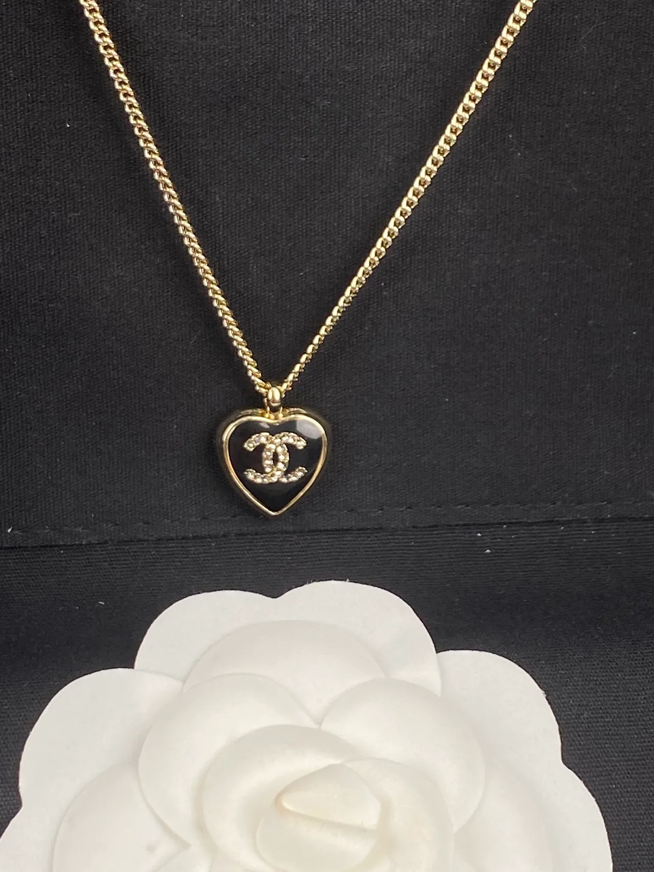 Chanel Pendentif Cœur en Or et Colliers CC Charm 5