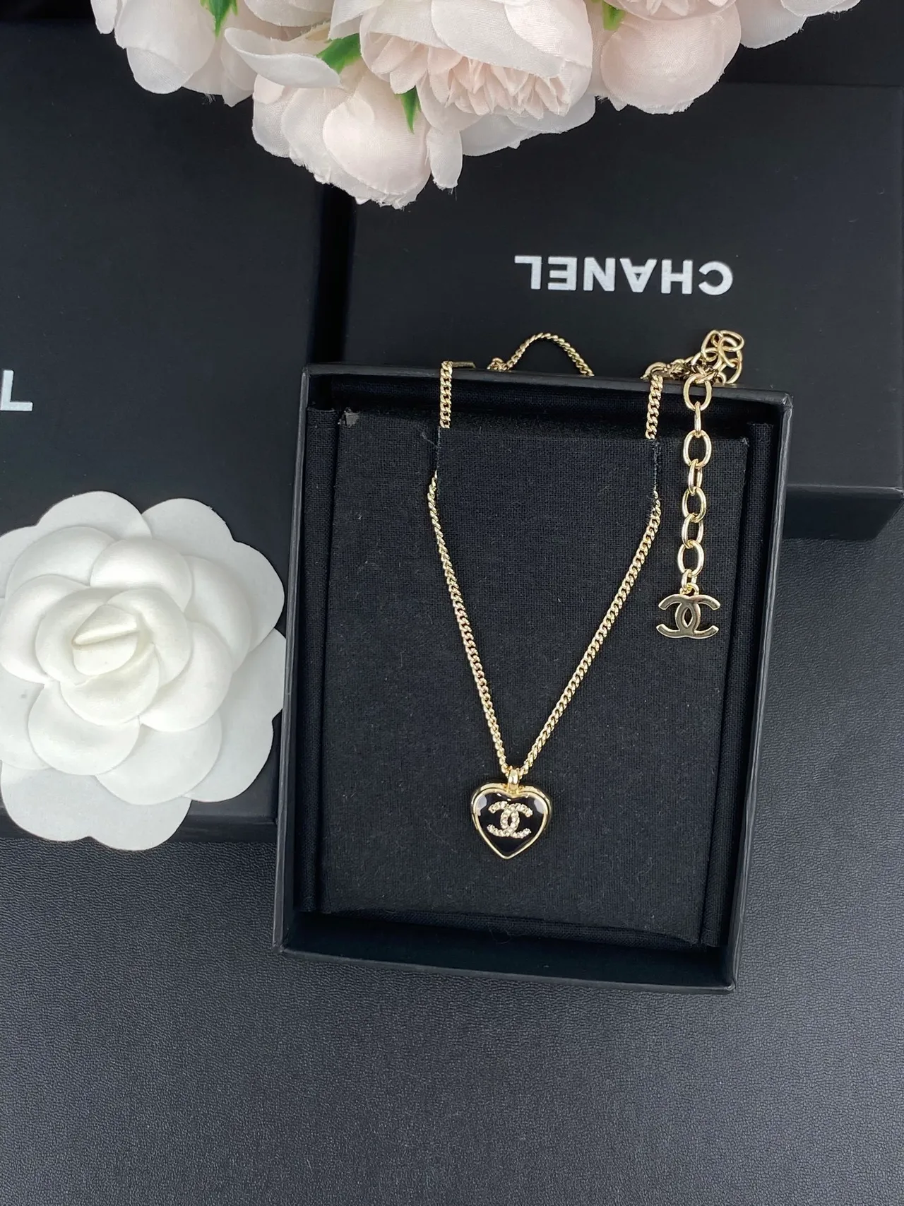 Chanel Pendentif Cœur en Or et Colliers CC Charm 9