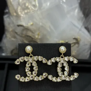Chanel सोने का सफेद दिल के आकार का क्रिस्टल पवé मोती टॉप स्टड ईयरिंग्स