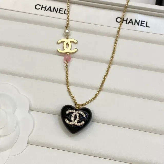 Colar Chanel Forma de Coração Preto Resina Cristal CC Logo 2