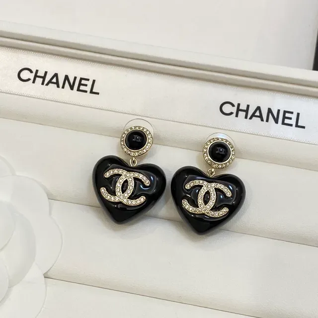 Colar Chanel Forma de Coração Preto Resina Cristal CC Logo 4