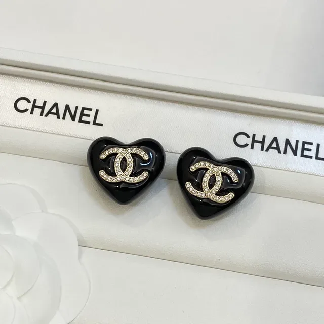 Colar Chanel Forma de Coração Preto Resina Cristal CC Logo 5