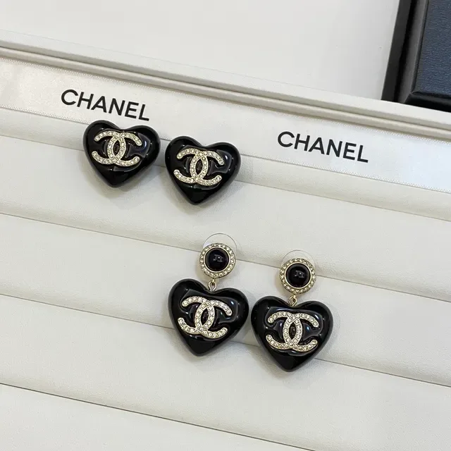 Colar Chanel Forma de Coração Preto Resina Cristal CC Logo 6