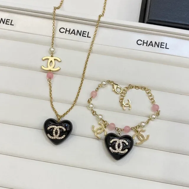Colar Chanel Forma de Coração Preto Resina Cristal CC Logo 7
