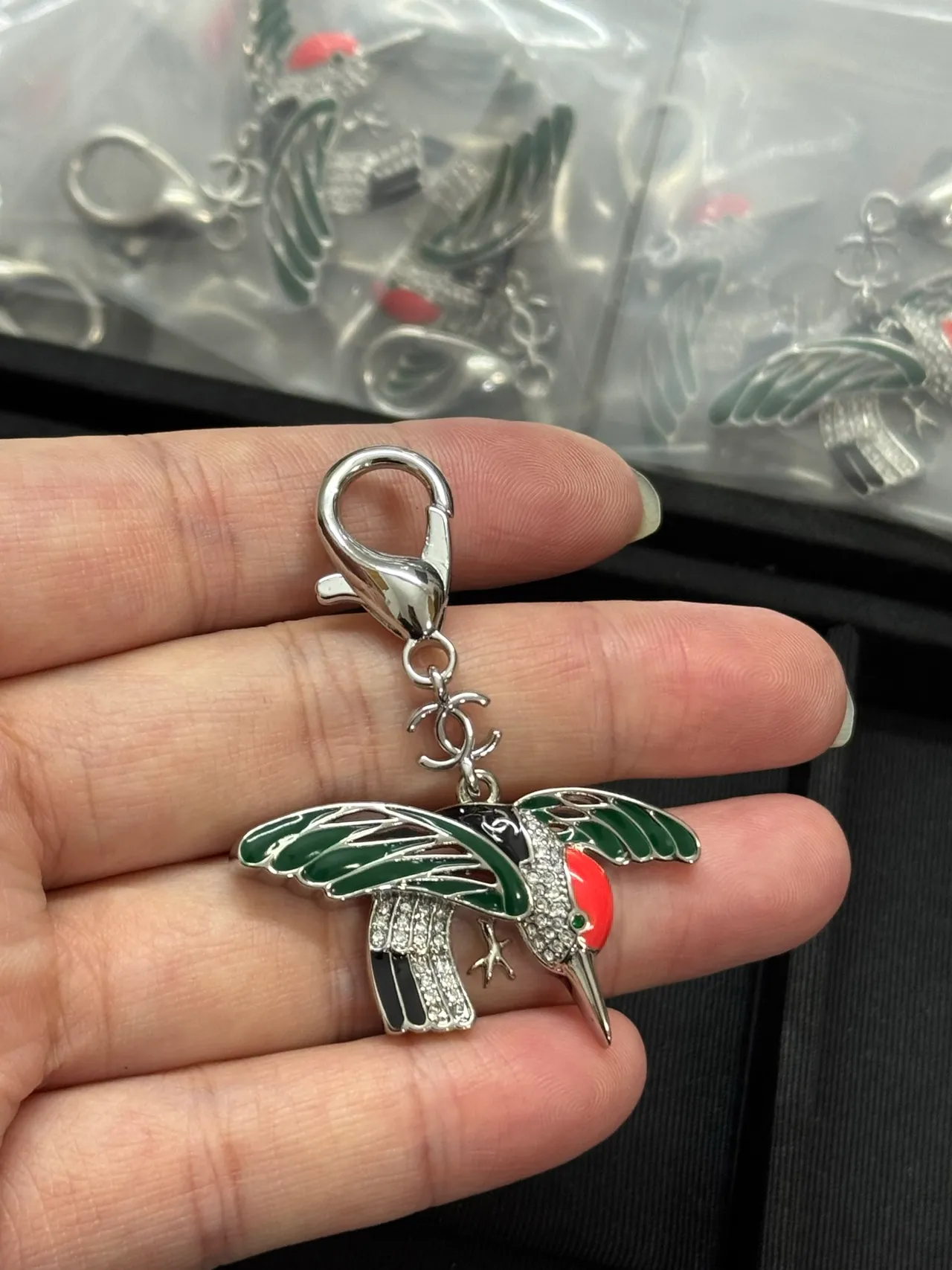Chanel Hummingbird Vert Rouge Émail Cristal-Pavé Corps Broche 2