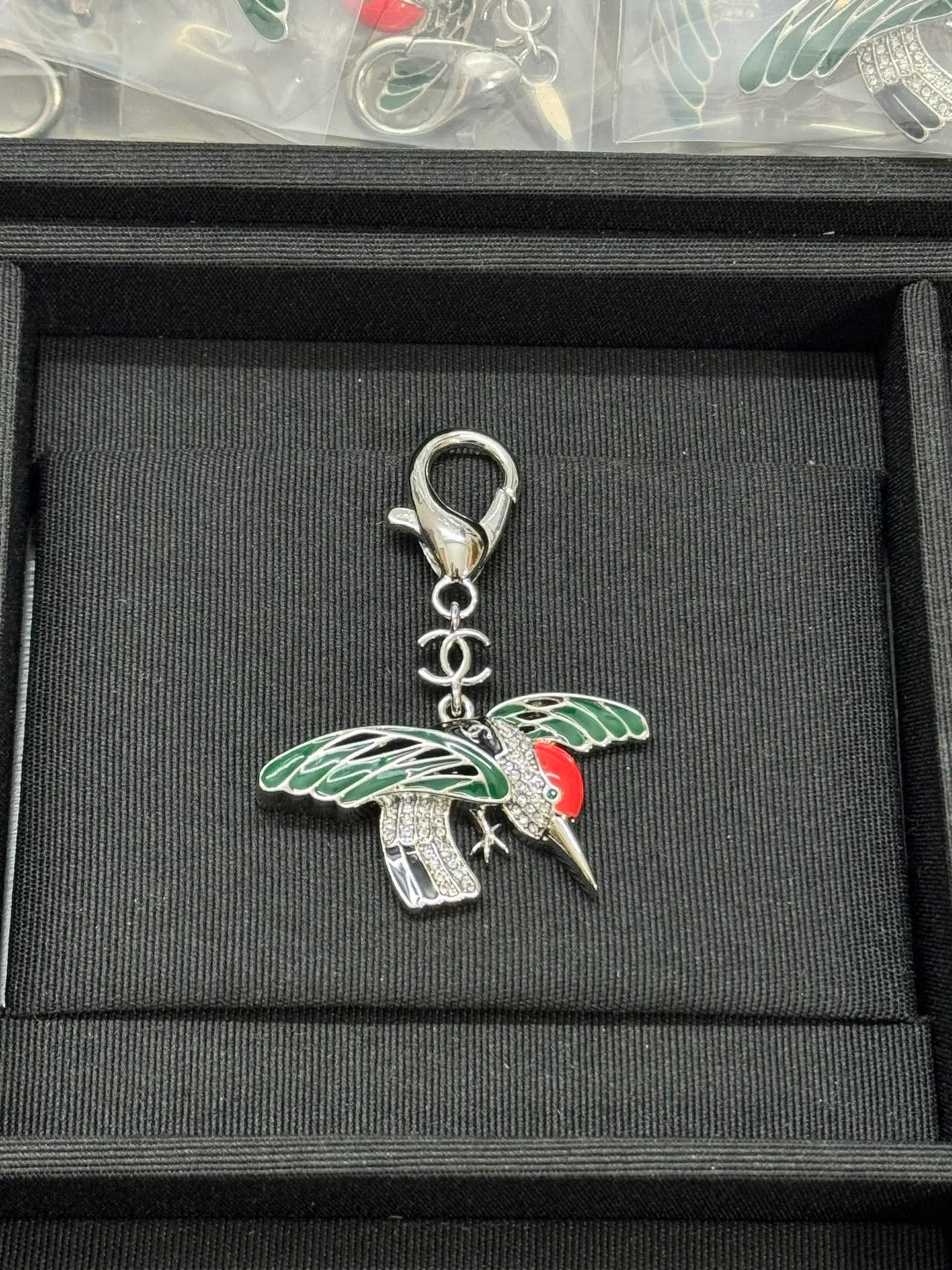 Chanel Hummingbird Vert Rouge Émail Cristal-Pavé Corps Broche 5