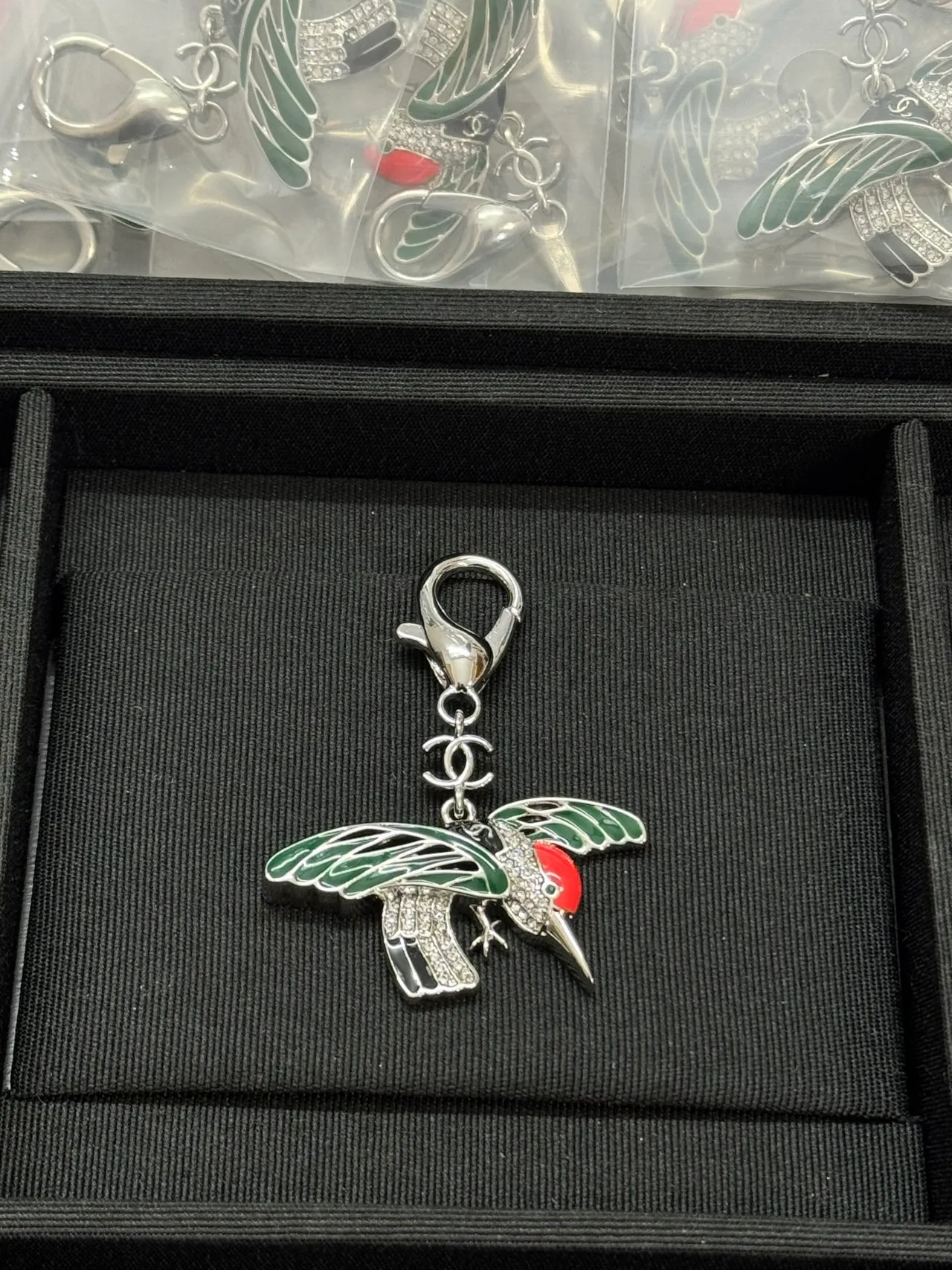Chanel Hummingbird Vert Rouge Émail Cristal-Pavé Corps Broche 6
