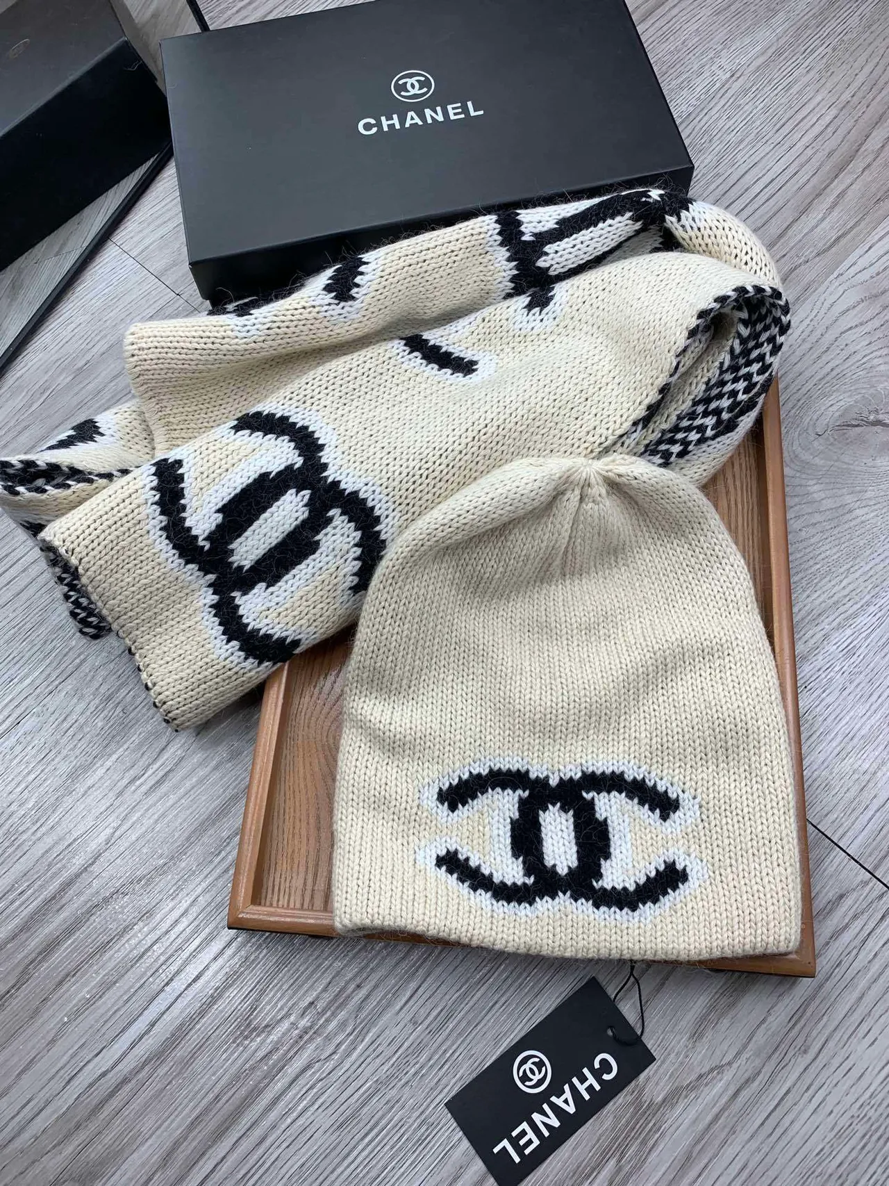 Chanel Interlocking CC Logo ट्रिकोट बीनि 9