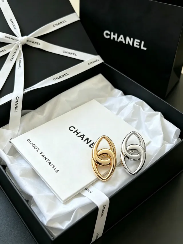 Chanel Interlocking Oval Link Gold-Tone Stud Earrings 6