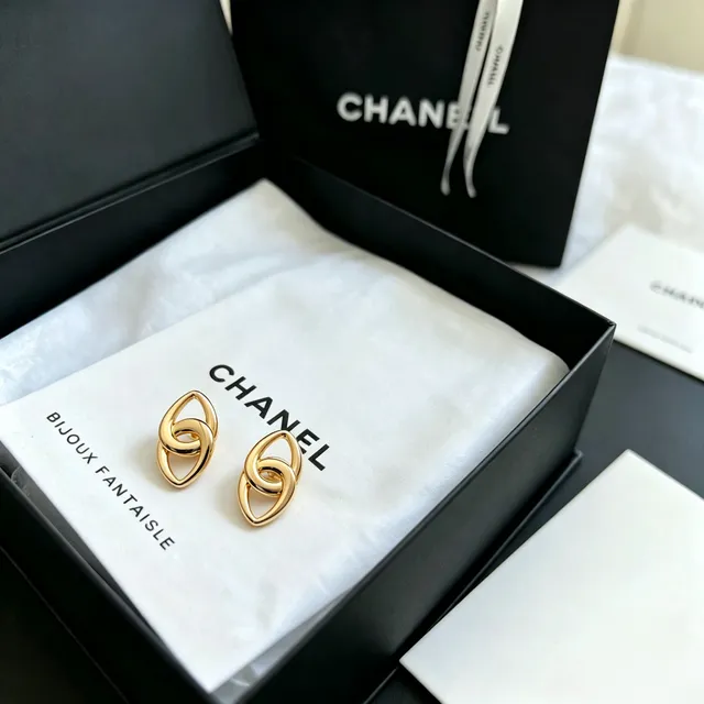 Chanel Interlocking Oval Link Gold-Tone Stud Earrings 9