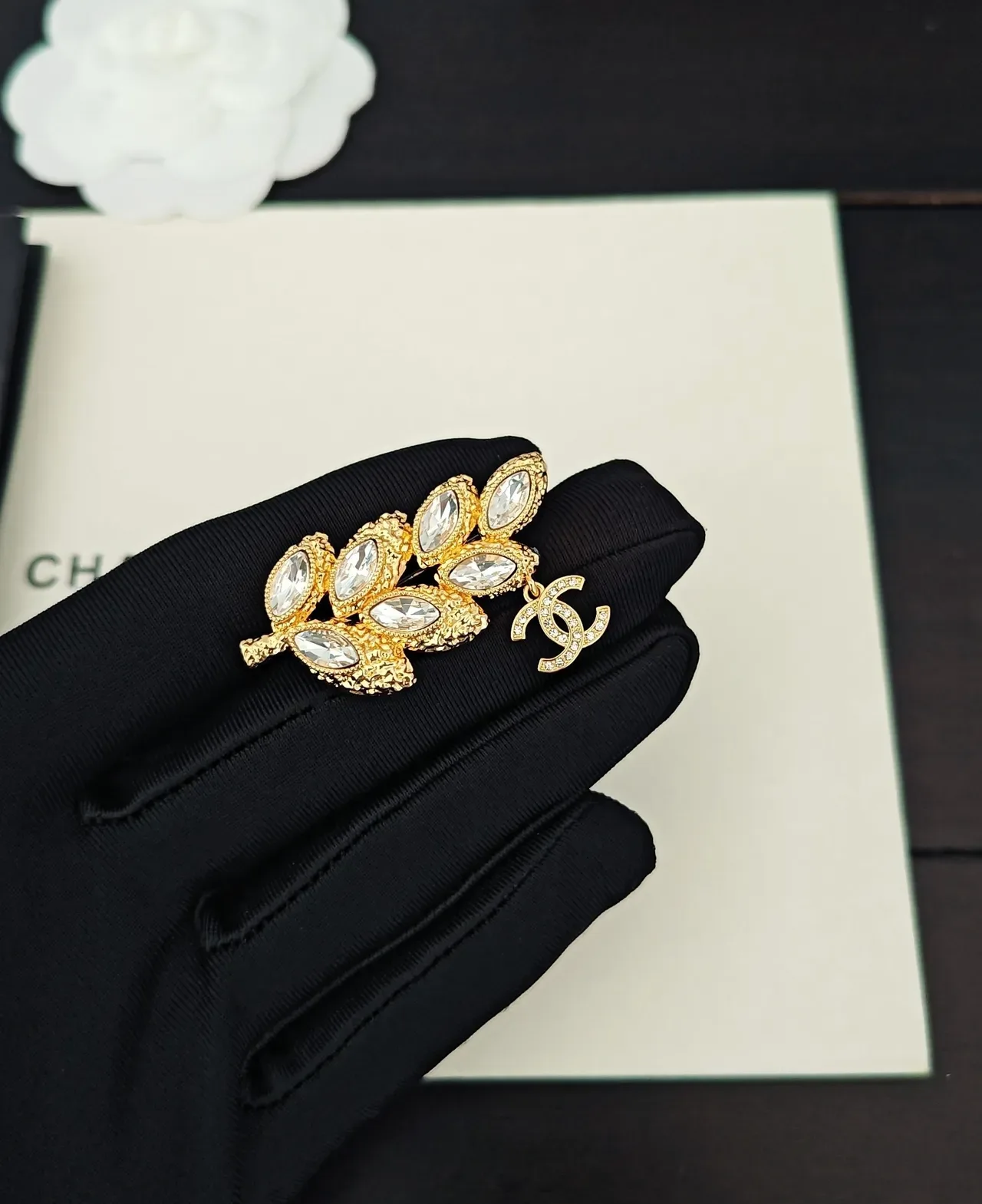 Chanel Broche Doré Métal Transparente Motif Feuille Cristal Cristaux Clear Marquise-Cut 2