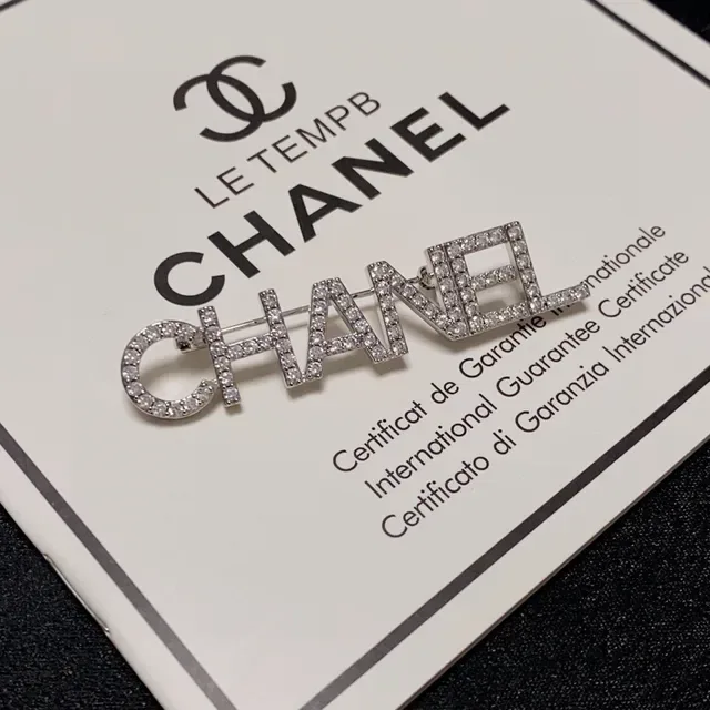 Broche Chanel Lettre Or Argent Cristal Encrusté 3