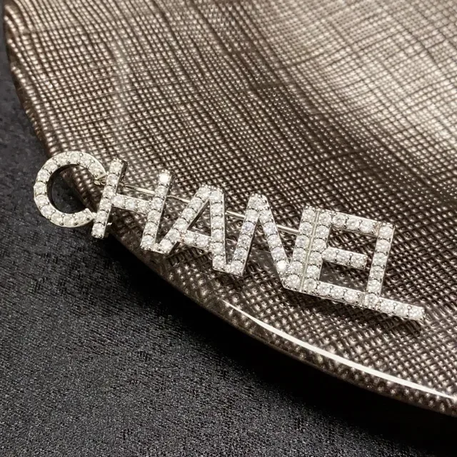 Broche Chanel Lettre Or Argent Cristal Encrusté 4