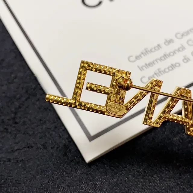 Broche Chanel Lettre Or Argent Cristal Encrusté 6