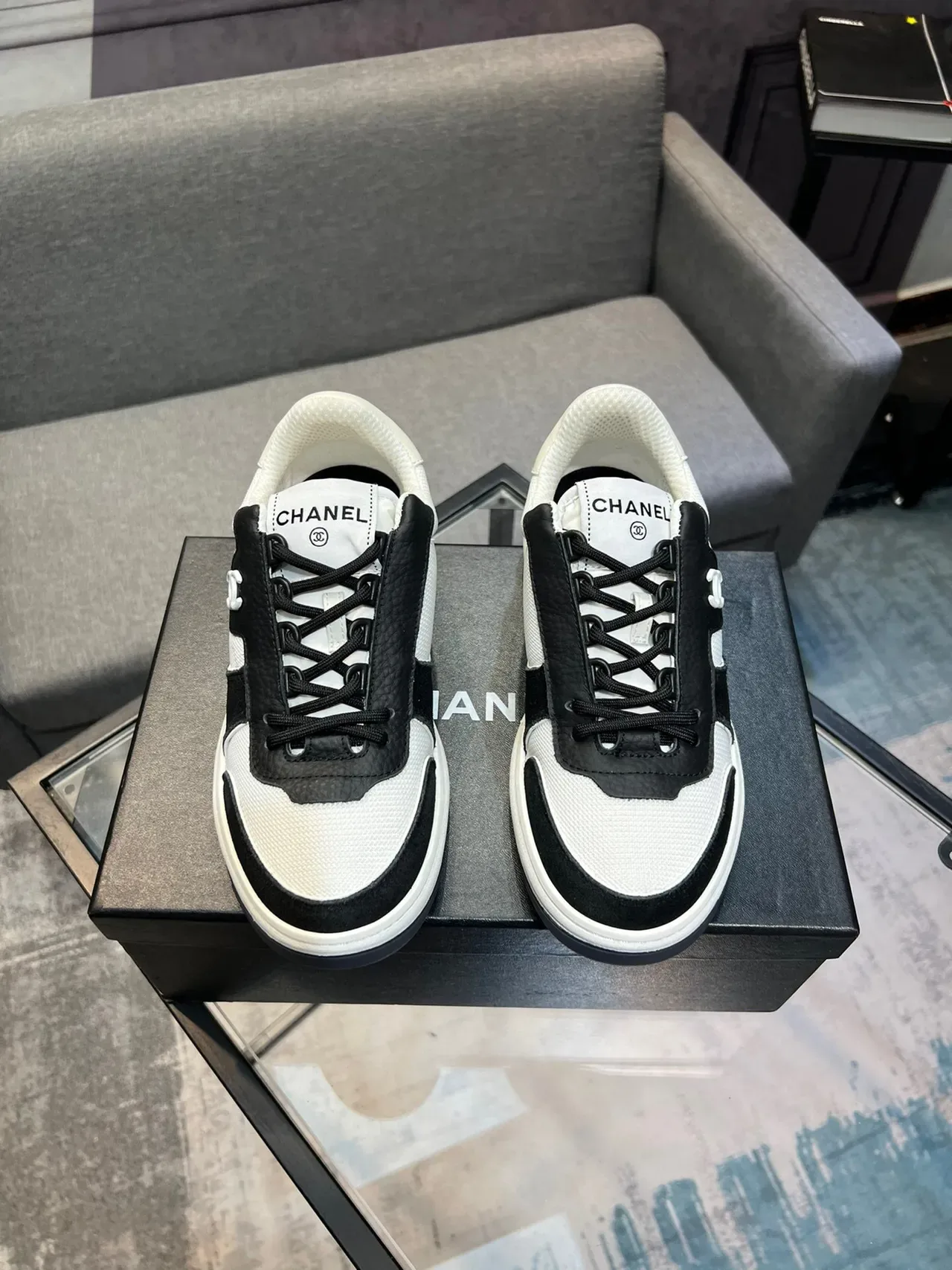 Chanel Lifestyle Sneaker Blanc et Noir Dual-Tone Mesh et Cuir Interlocking CC Logo Lifestyle Sneakers 2