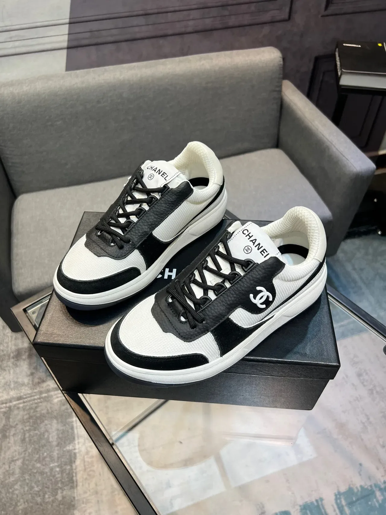 Chanel Lifestyle Sneaker Blanc et Noir Dual-Tone Mesh et Cuir Interlocking CC Logo Lifestyle Sneakers 3