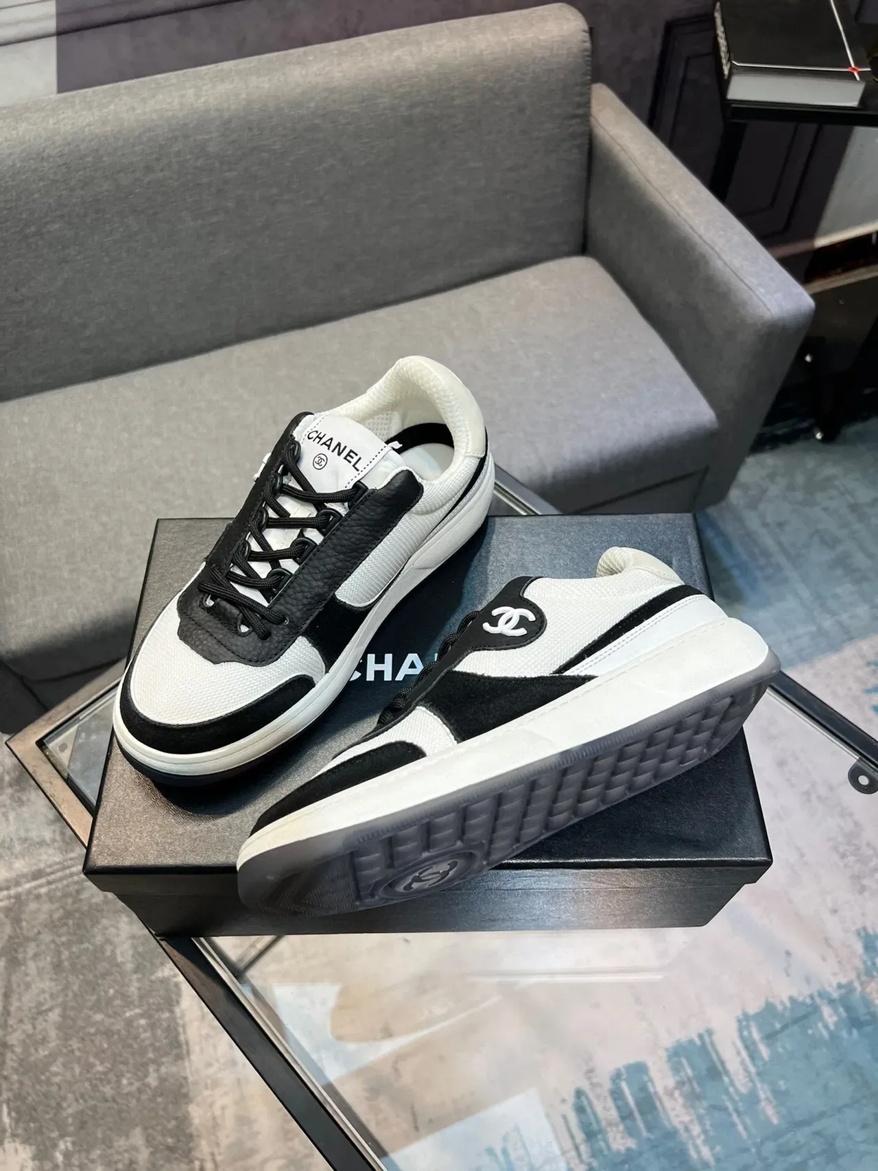 Chanel Lifestyle Sneaker Blanc et Noir Dual-Tone Mesh et Cuir Interlocking CC Logo Lifestyle Sneakers 4