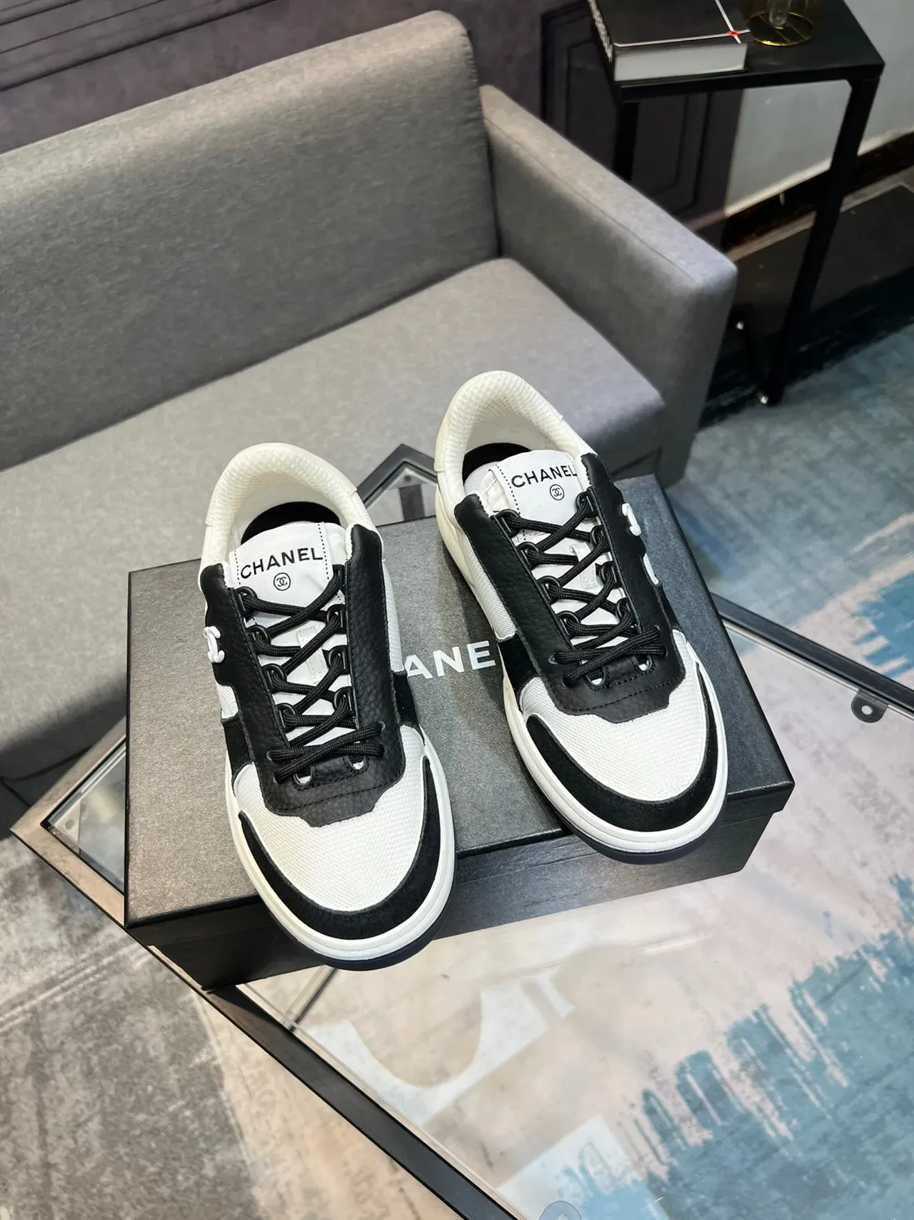Chanel Lifestyle Sneaker Blanc et Noir Dual-Tone Mesh et Cuir Interlocking CC Logo Lifestyle Sneakers 5