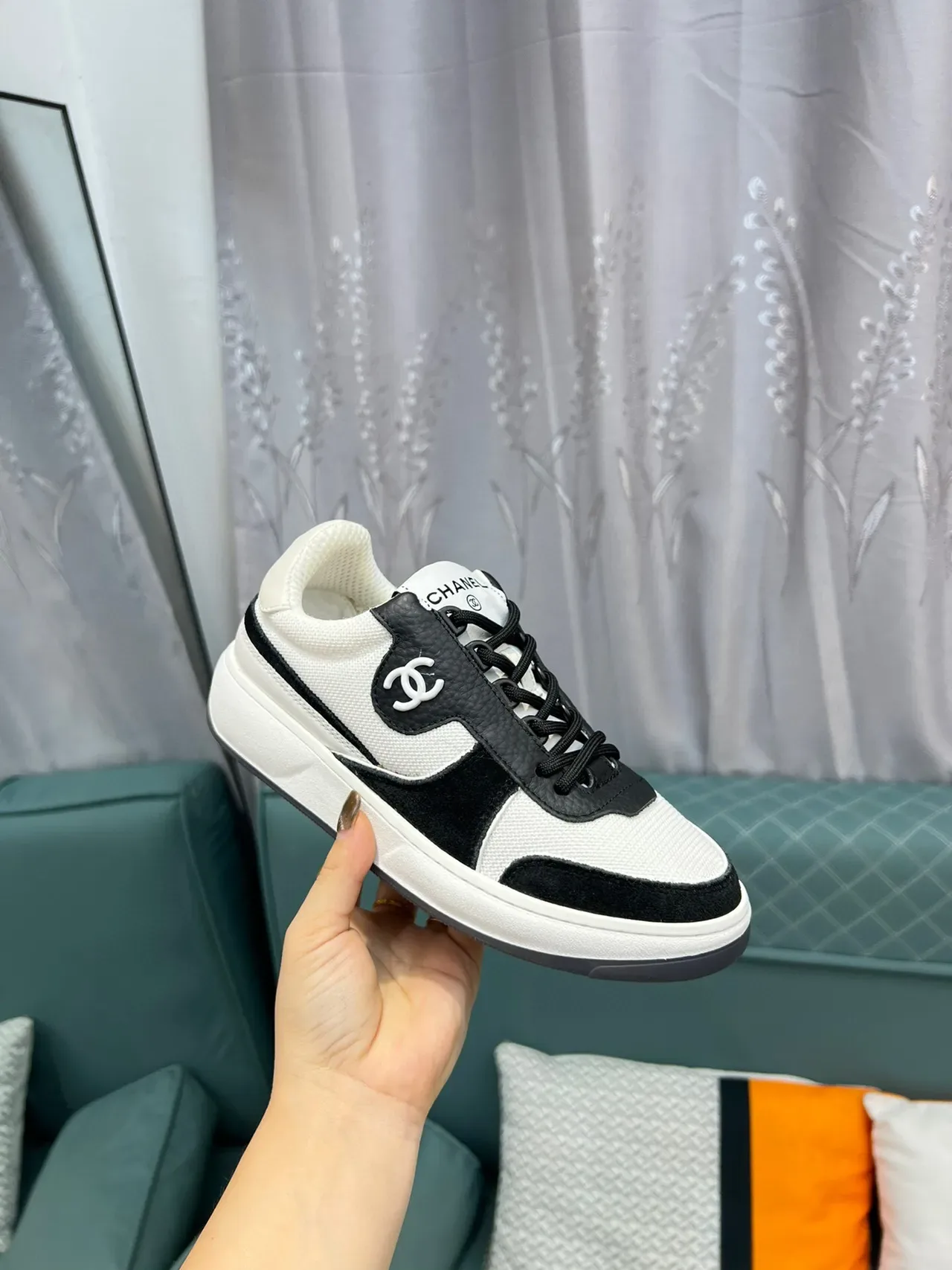 Chanel Lifestyle Sneaker Blanc et Noir Dual-Tone Mesh et Cuir Interlocking CC Logo Lifestyle Sneakers 6