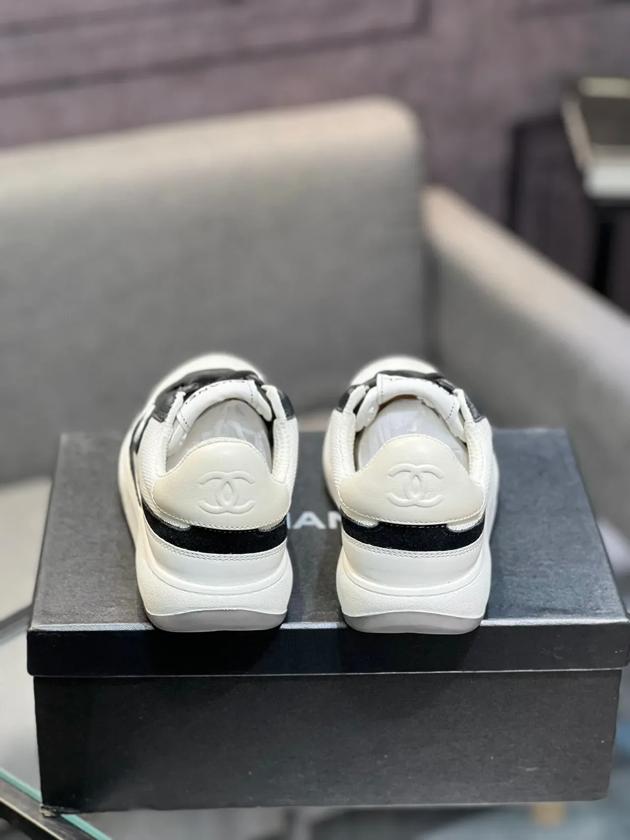 Chanel Lifestyle Sneaker Blanc et Noir Dual-Tone Mesh et Cuir Interlocking CC Logo Lifestyle Sneakers 8