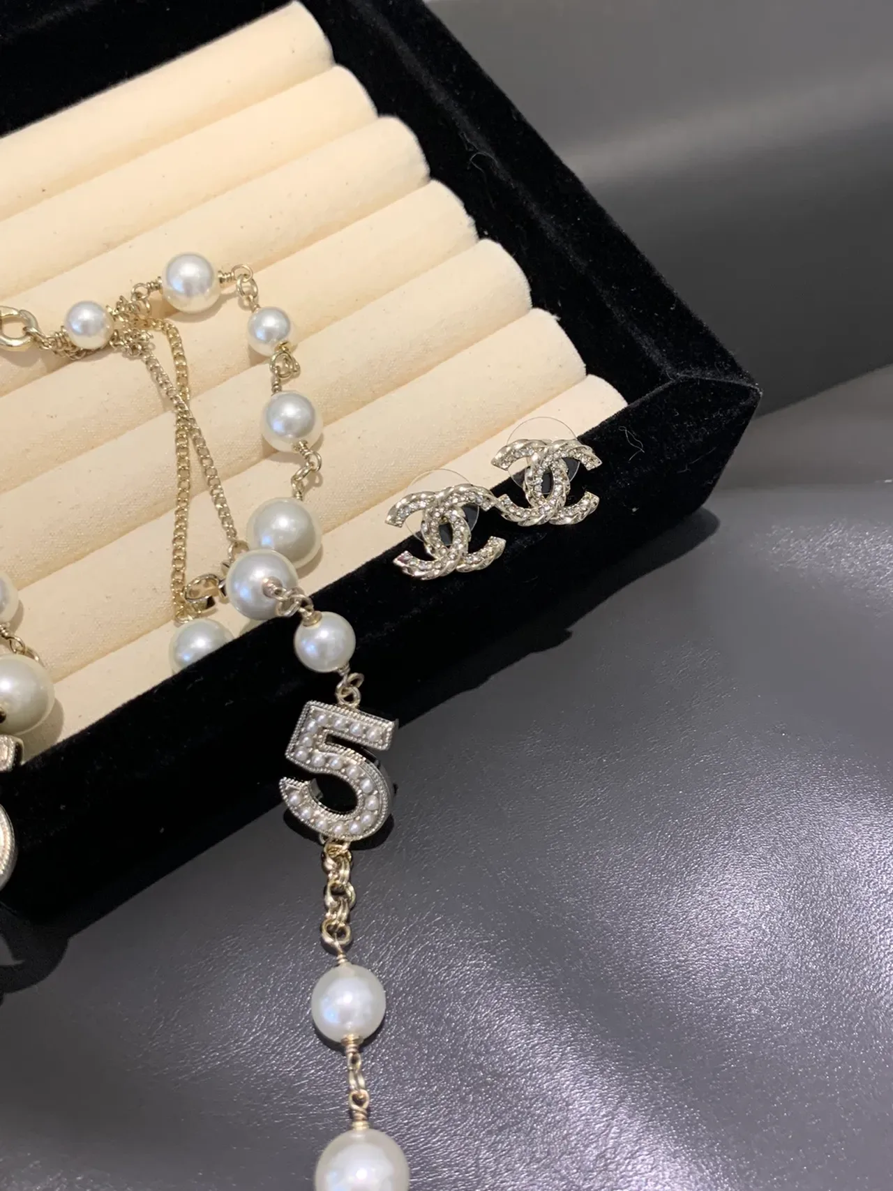 Collier Chanel No. 5 de perles et cristaux 2
