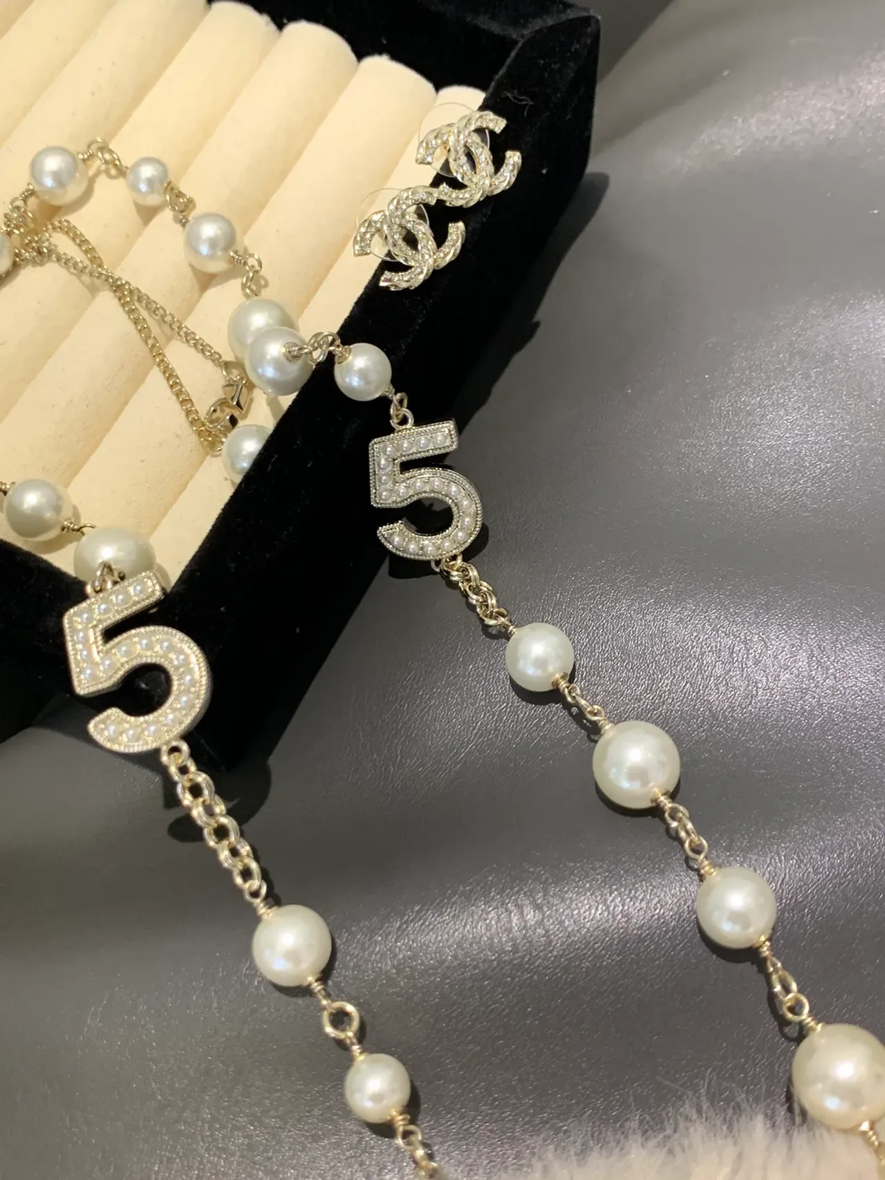 Collier Chanel No. 5 de perles et cristaux 3