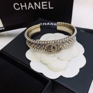 Chanel मोती और क्रिस्टल कफ ब्रेसलेट