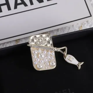 Chanel मोती और एनामेल मछली आकर्षण ब्रोच