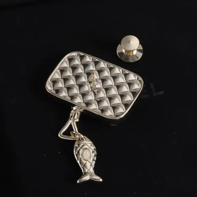 Chanel بروش لؤلؤ وإيمانيل سمكة 2