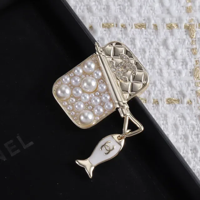 Chanel بروش لؤلؤ وإيمانيل سمكة 3