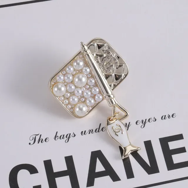 Chanel بروش لؤلؤ وإيمانيل سمكة 4