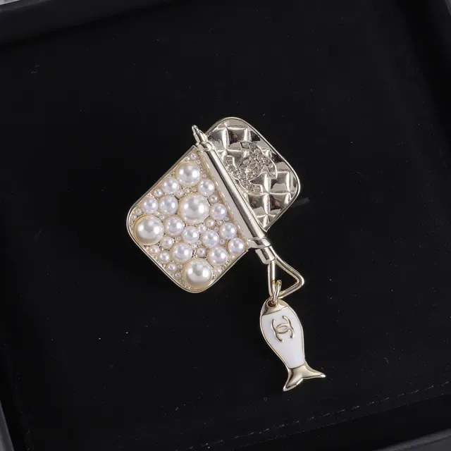 Chanel بروش لؤلؤ وإيمانيل سمكة 5