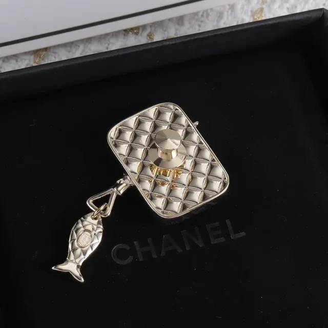 Chanel بروش لؤلؤ وإيمانيل سمكة 6