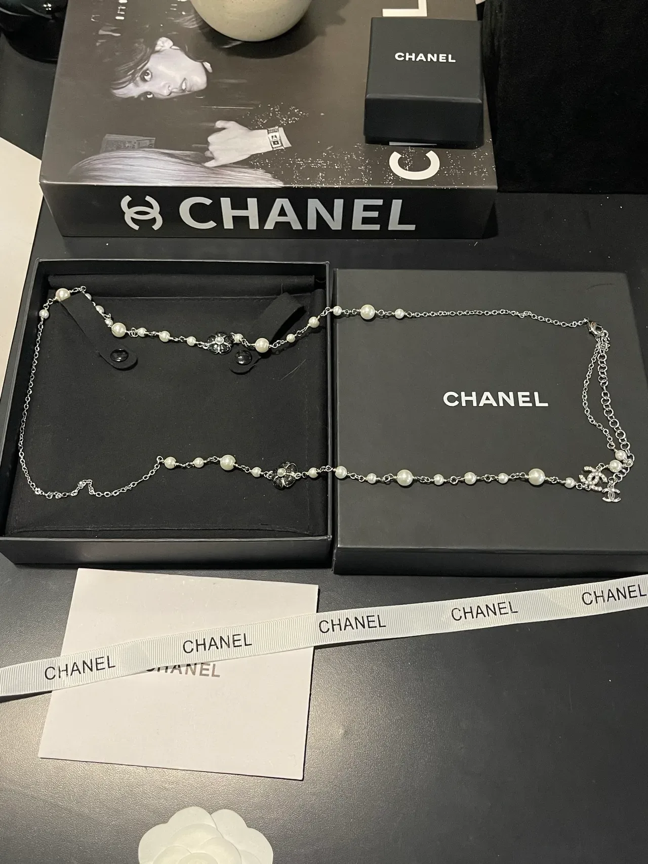 Colar de pérolas Chanel Branco Prata Corrente de metal dupla 10