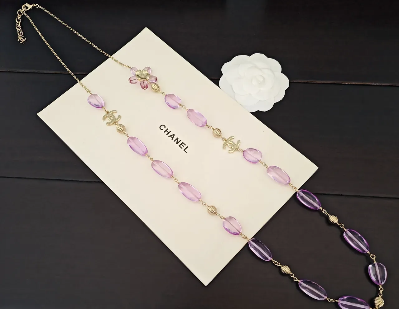 Chanel Colar roxo com miçangas e hardware dourado 2