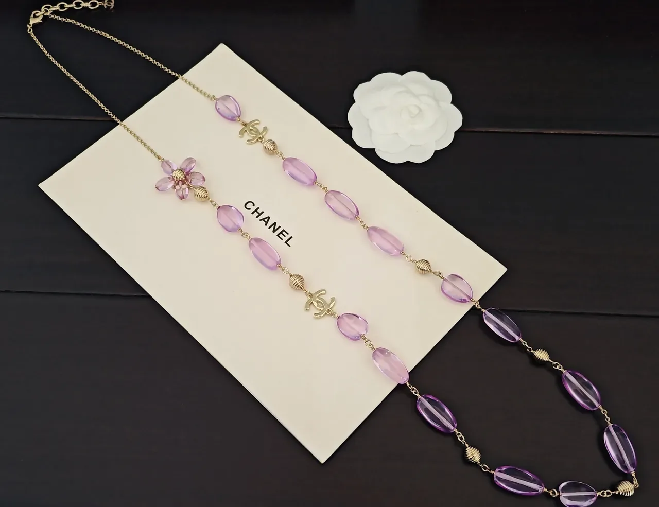 Chanel Colar roxo com miçangas e hardware dourado 3