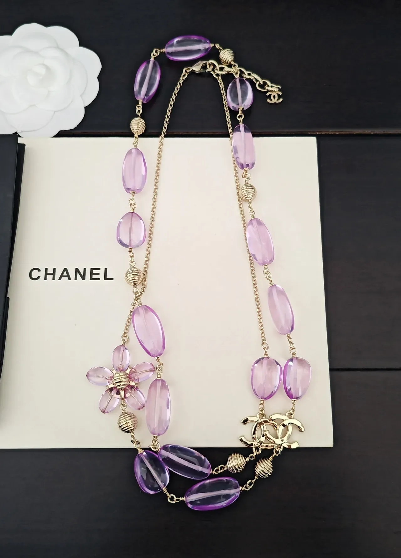 Chanel Colar roxo com miçangas e hardware dourado 4