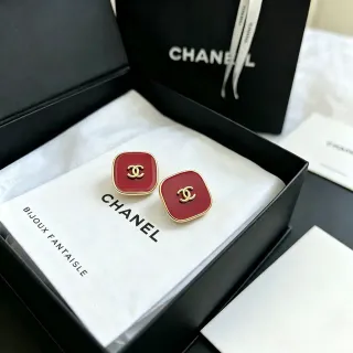 Chanel लाल एनामेल स्क्वेयर CC लोगो स्टड ईयरिंग्स