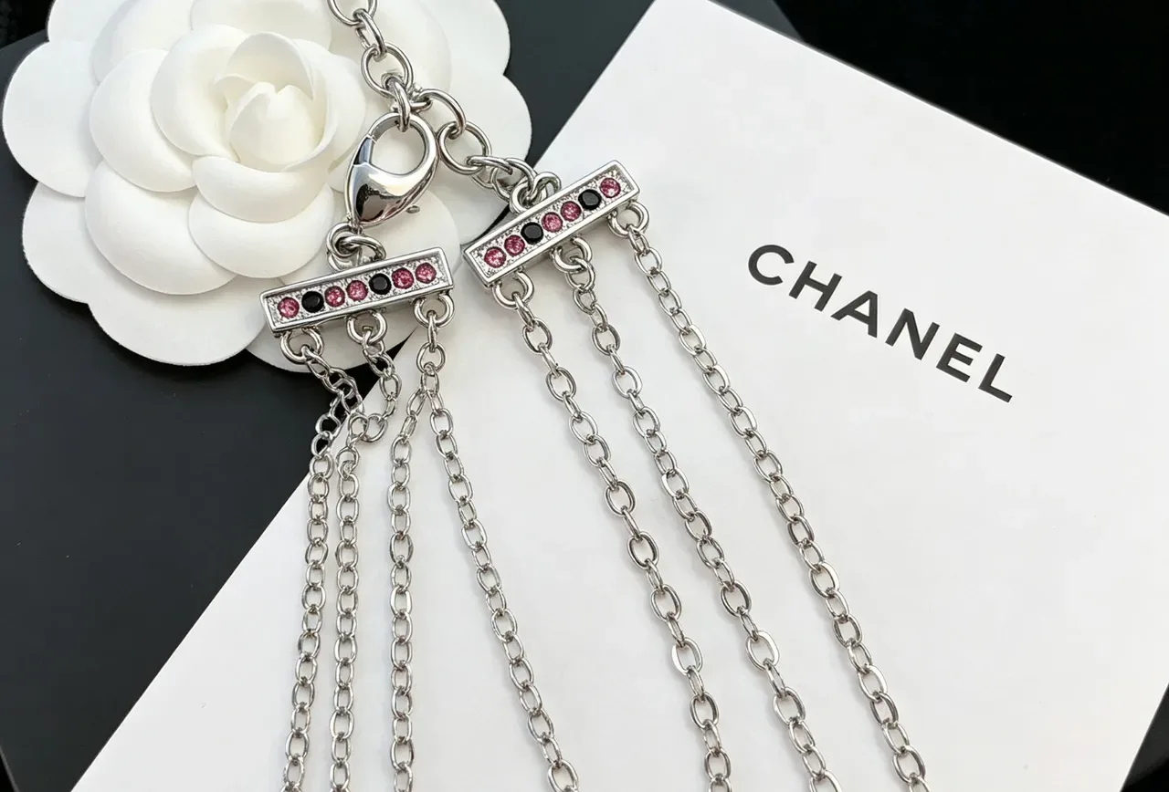 Collier Chanel Argent et Rose Chaîne Multi-Strand Pierres Facettées et Rouges 2
