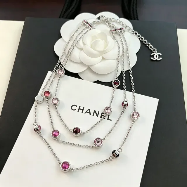 Collier Chanel Argent et Rose Chaîne Multi-Strand Pierres Facettées et Rouges 4