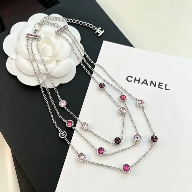 Collier Chanel Argent et Rose Chaîne Multi-Strand Pierres Facettées et Rouges 5