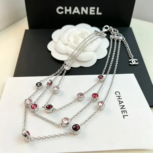 Collier Chanel Argent et Rose Chaîne Multi-Strand Pierres Facettées et Rouges 7