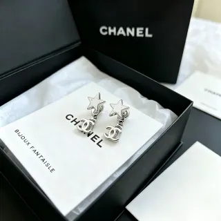 Chanel सितारा और CC पैटर्न Silver-Tone White Enamel इयररिंग्स