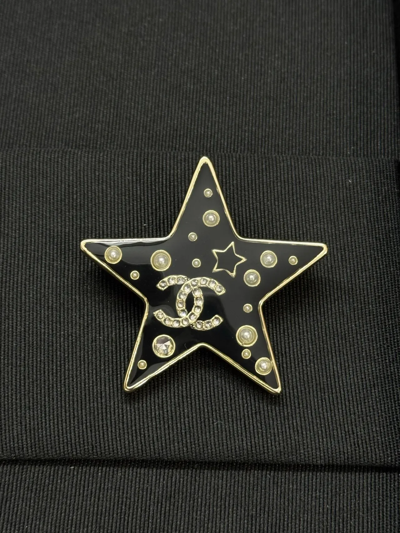 Chanel Broche em forma de estrela Preto Dourado Esmaltado 2