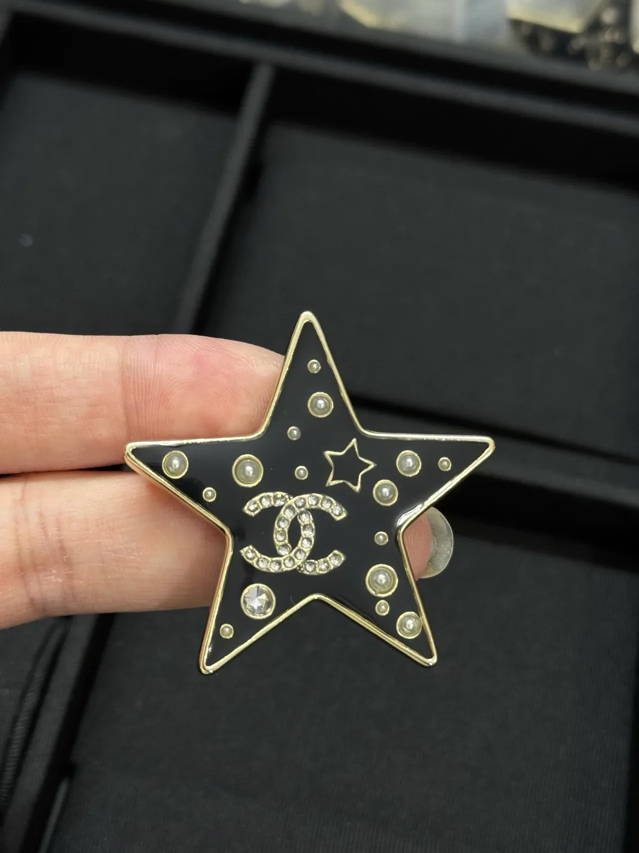 Chanel Broche em forma de estrela Preto Dourado Esmaltado 3