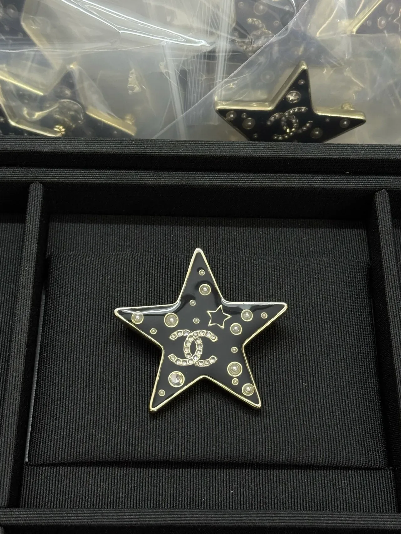 Chanel Broche em forma de estrela Preto Dourado Esmaltado 6